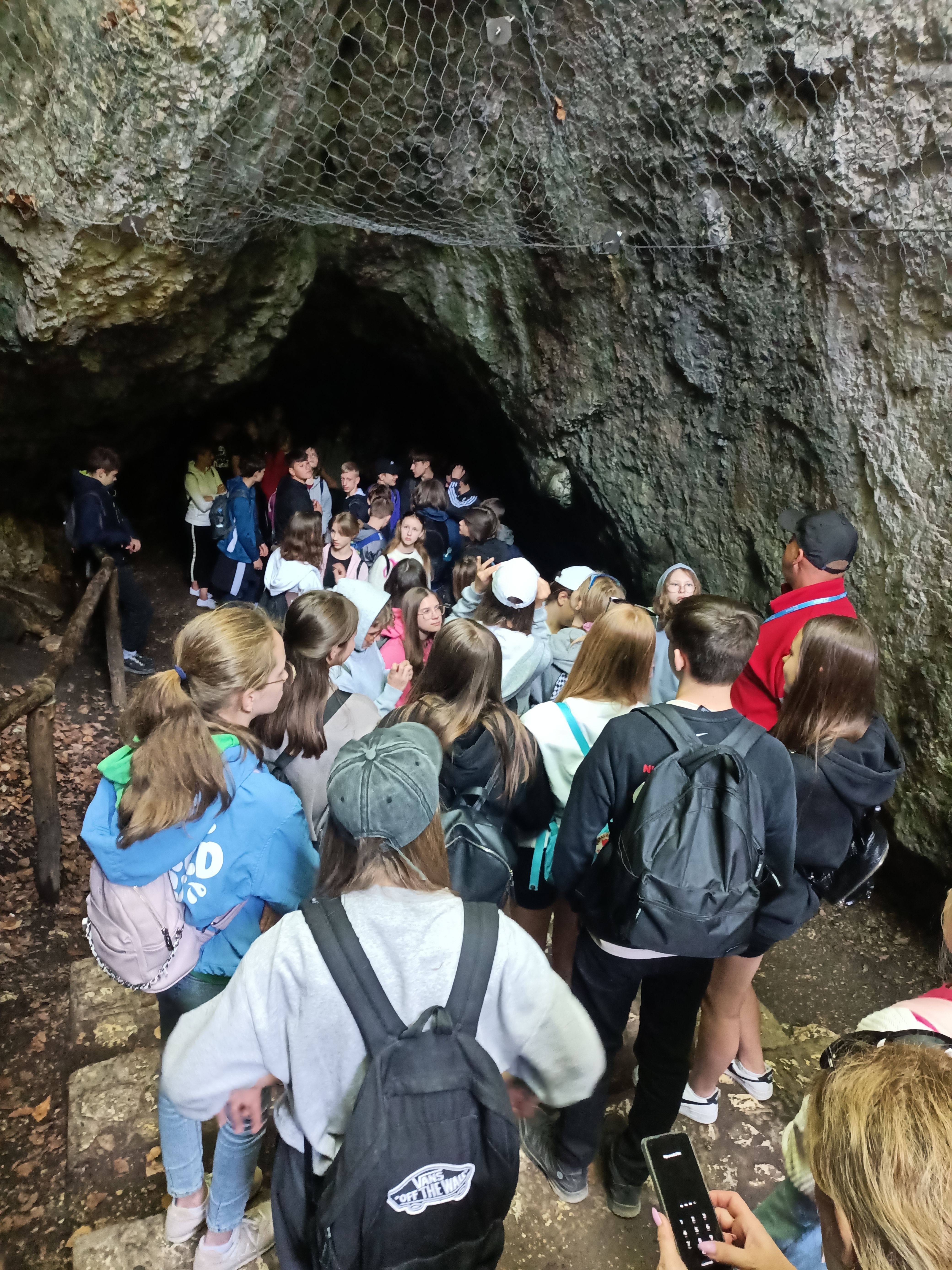Uczniowie wchodzą do Jaskini Łokietka