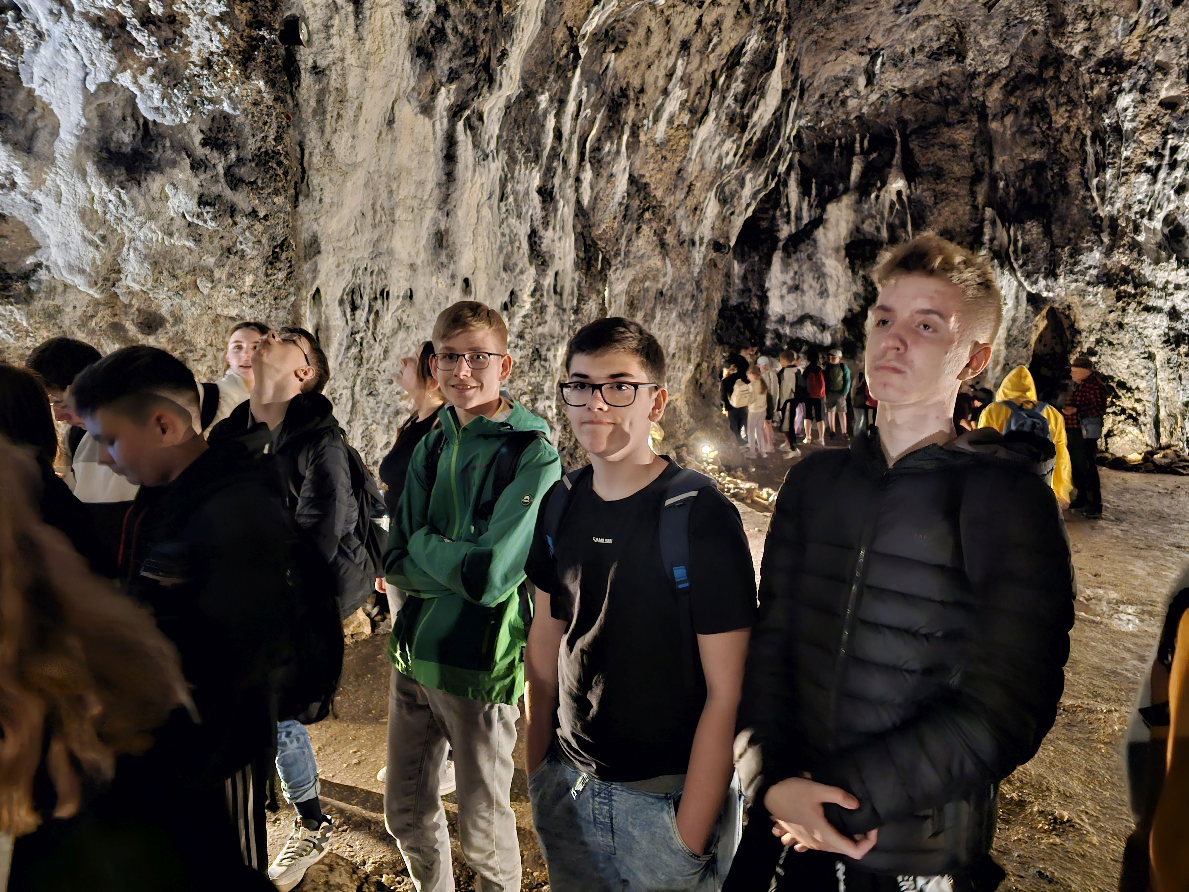 Uczniowie podczas zwiedzania Jaskini Łokietka