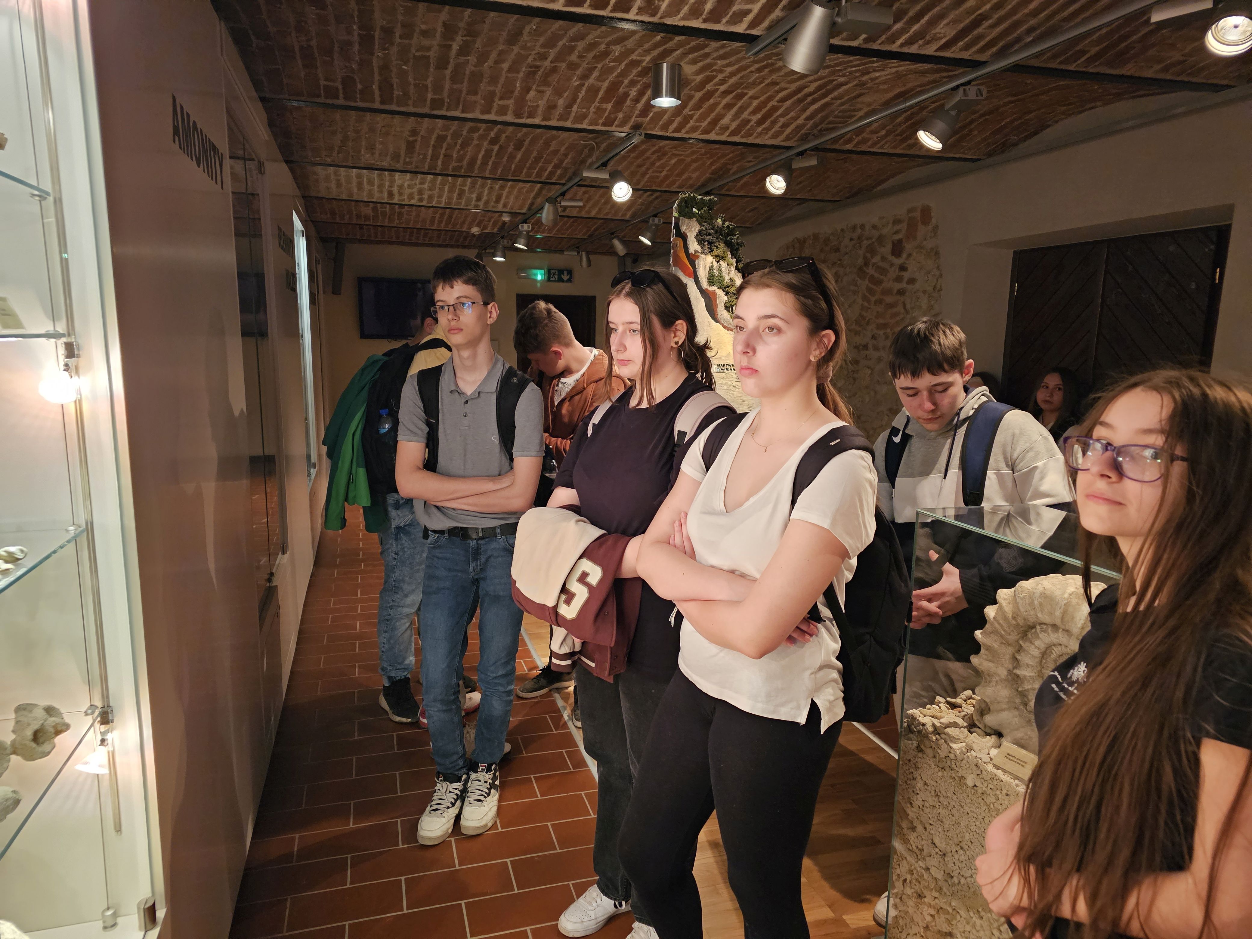 Uczniowie z zainteresowaniem oglądają eksponaty w muzeum