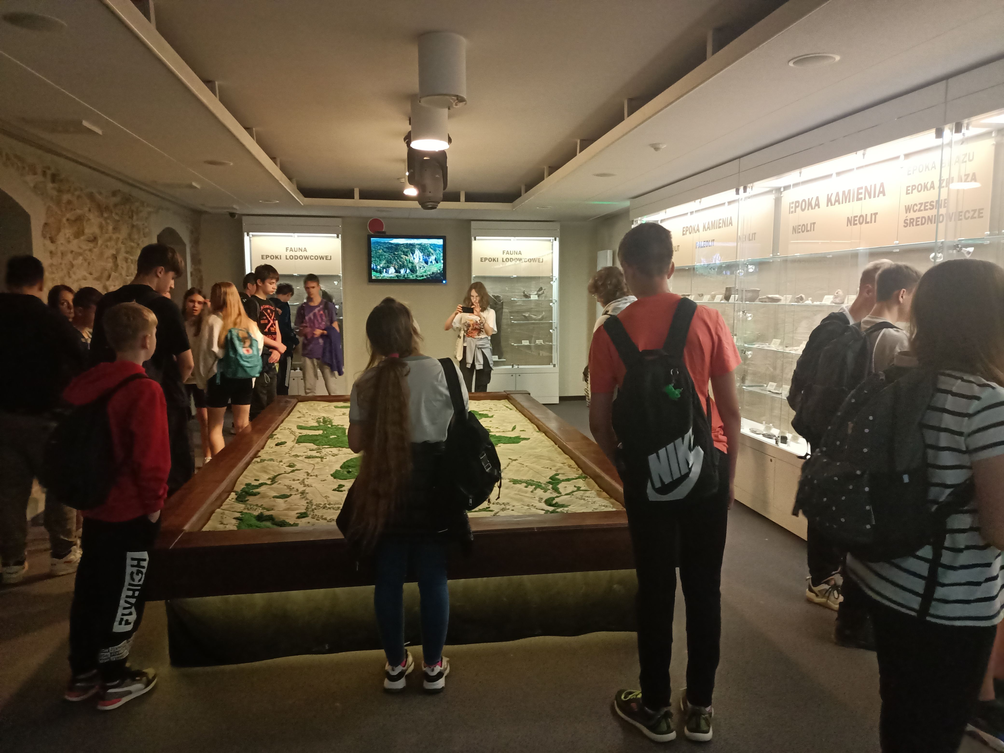 Uczniowie oglądają ekspozycję Przyrodniczą Ojcowskiego Parku Narodowego