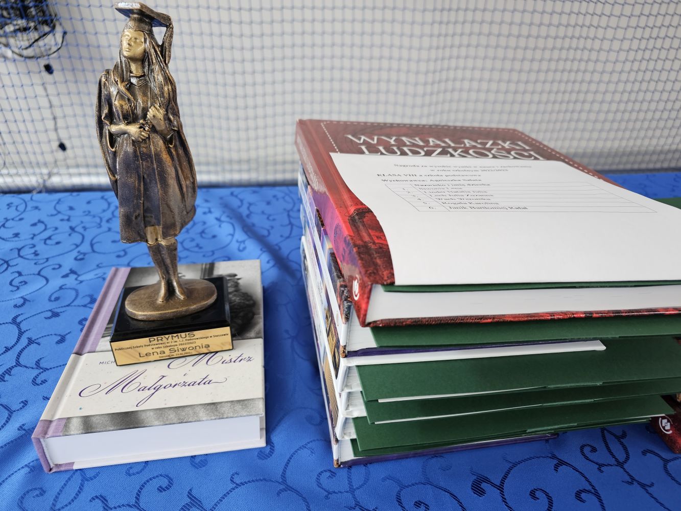 Statuetka prymusa szkoły, nagrody książkowe